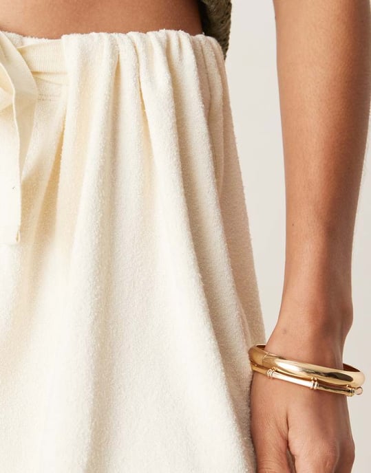 ASOS DESIGN texturerad stickad shorts med veckdetalj i krämfärg - Image 4