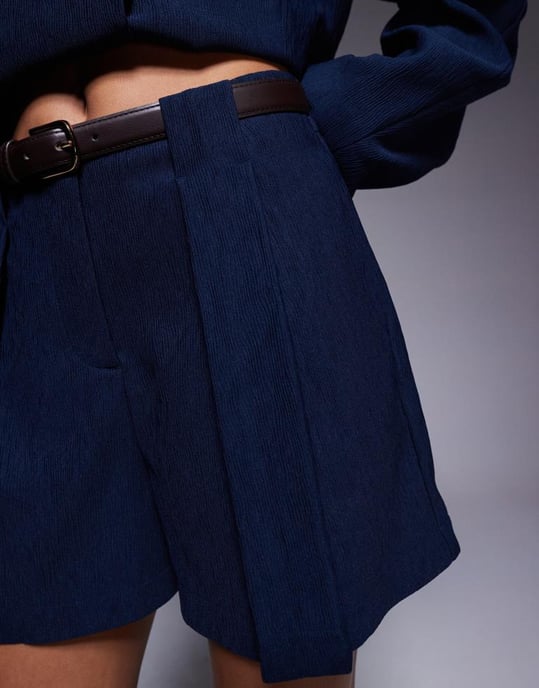 ASOS DESIGN skräddarsydda texturerade shorts med bälte i marinblått - Image 2