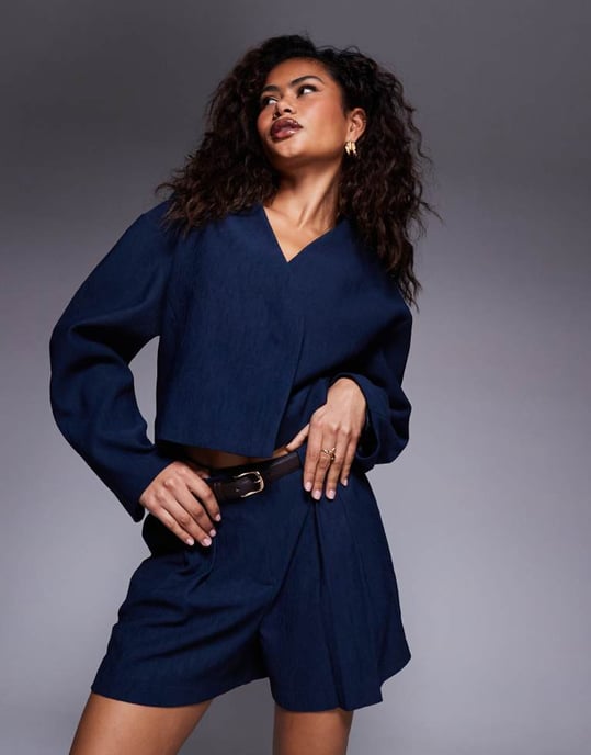 ASOS DESIGN skräddarsydda texturerade shorts med bälte i marinblått - Image 3