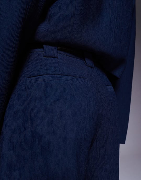 ASOS DESIGN skräddarsydda texturerade shorts med bälte i marinblått - Image 4