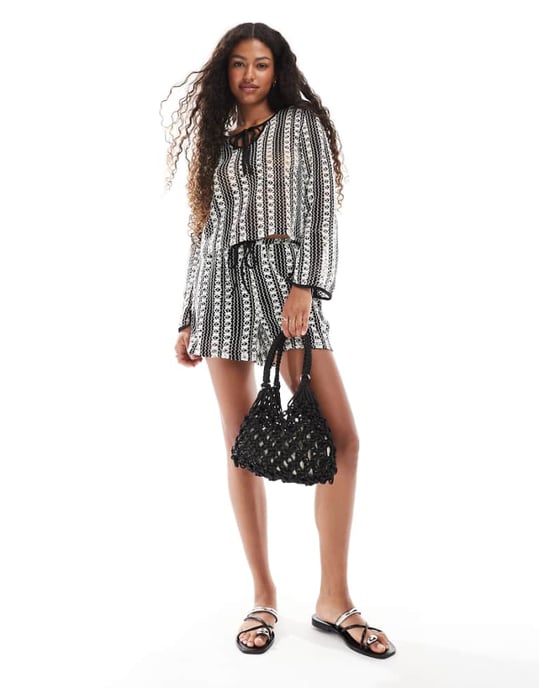 Vero Moda virkat spets shorts set i monokrom rand - Image 1