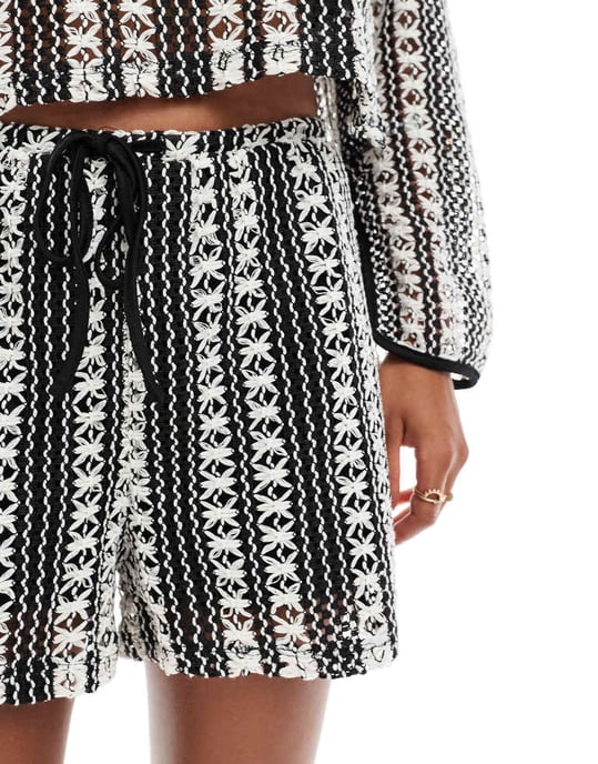 Vero Moda virkat spets shorts set i monokrom rand - Image 3