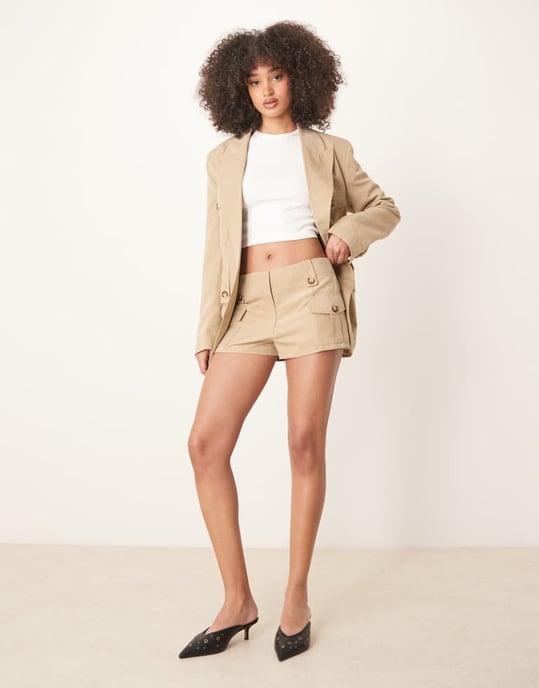 ASOS DESIGN faux suede skräddarsydda utility-shorts set i tan - Image 2
