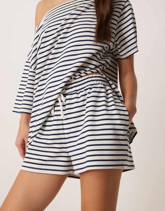 ASOS DESIGN co-ord interlockshorts i marinblå och vit rand - Image 2