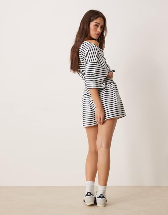 ASOS DESIGN co-ord interlockshorts i marinblå och vit rand - Image 3