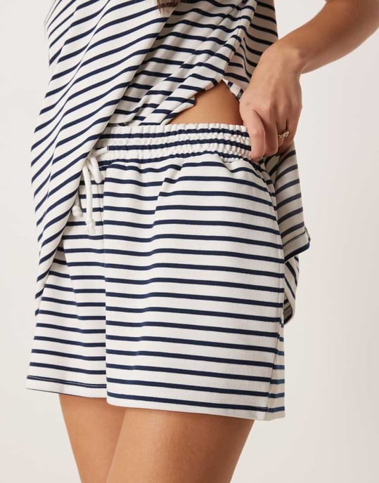 ASOS DESIGN co-ord interlockshorts i marinblå och vit rand - Image 4