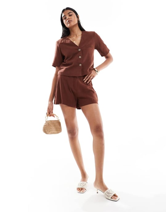 Vero Moda linne-touch skräddarsydd kort co-ord i choklad - Image 2
