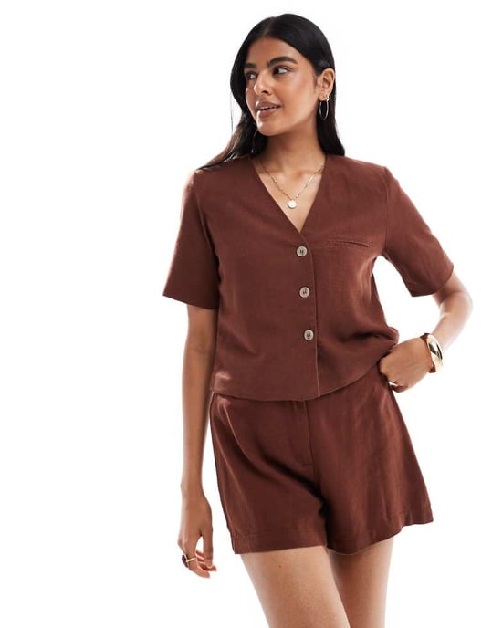 Vero Moda linne-touch skräddarsydd kort co-ord i choklad - Image 3