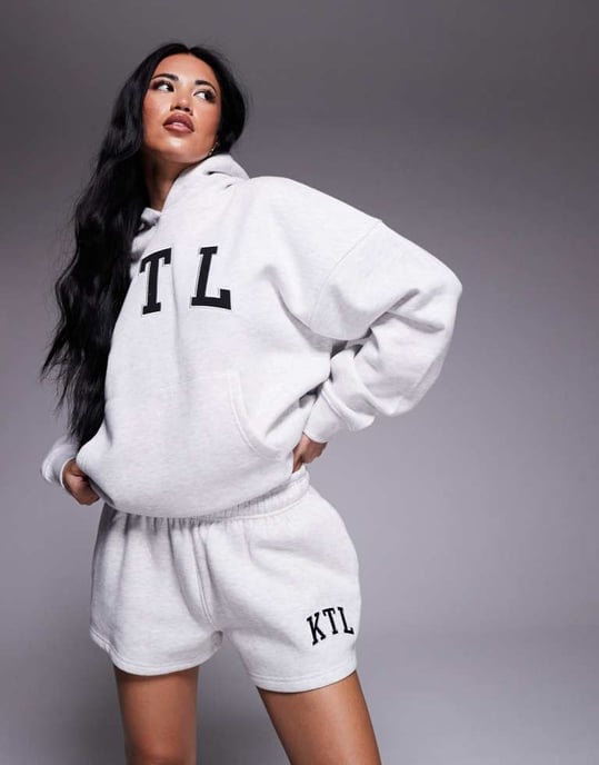 Kaiia bomullsblandning broderade KTL-logotyp sweatshorts co-ord i ljusgrå melangé - Image 2
