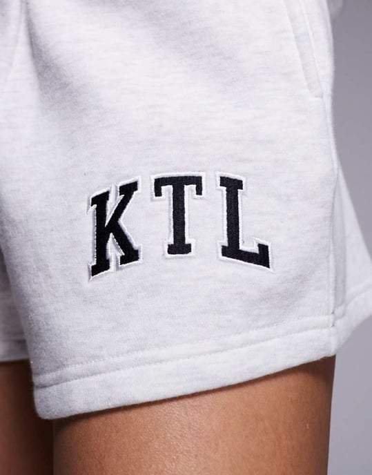 Kaiia bomullsblandning broderade KTL-logotyp sweatshorts co-ord i ljusgrå melangé - Image 4