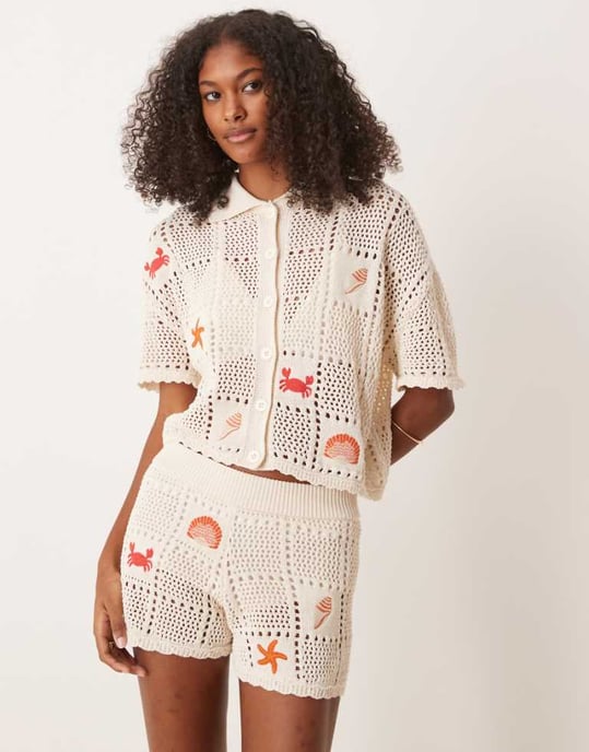 ASOS DESIGN matchande stickade shorts med havslivbroderi i krämfärgad - Image 1