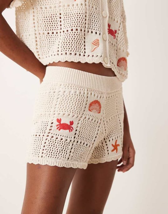 ASOS DESIGN matchande stickade shorts med havslivbroderi i krämfärgad - Image 2