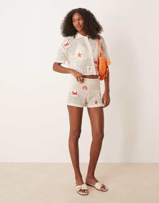 ASOS DESIGN matchande stickade shorts med havslivbroderi i krämfärgad - Image 3