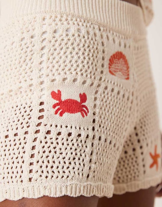 ASOS DESIGN matchande stickade shorts med havslivbroderi i krämfärgad - Image 4