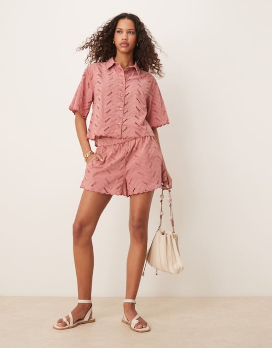 ASOS DESIGN geo broderad avslappnad shorts-set i rosé - Image 1