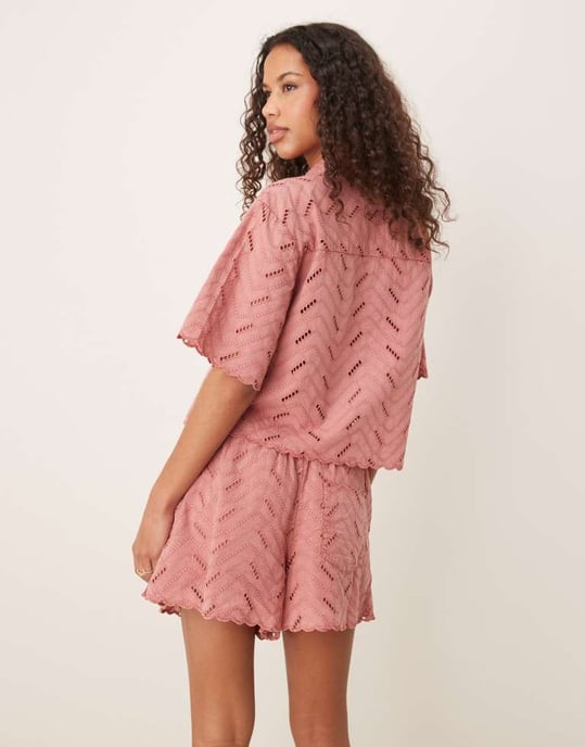 ASOS DESIGN geo broderad avslappnad shorts-set i rosé - Image 2