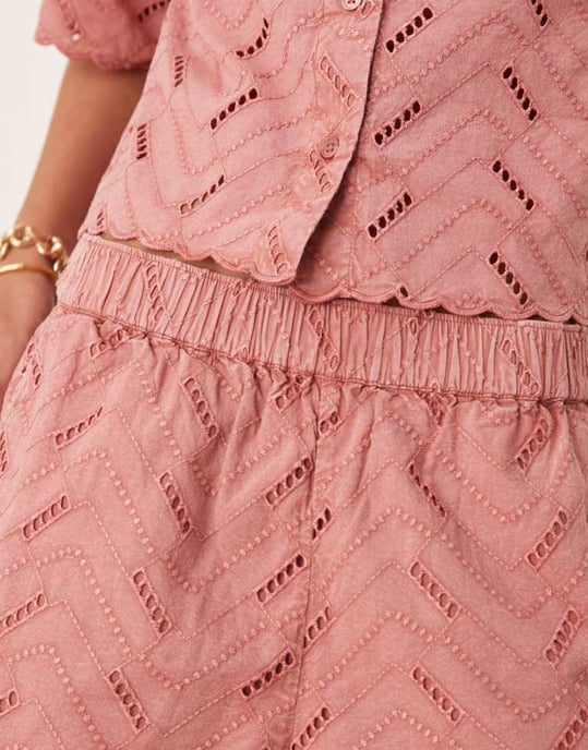 ASOS DESIGN geo broderad avslappnad shorts-set i rosé - Image 3