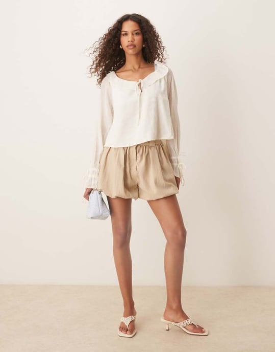 ASOS DESIGN skräddarsydda krinklade puffball-kortsbyxor i sten färg - Image 1