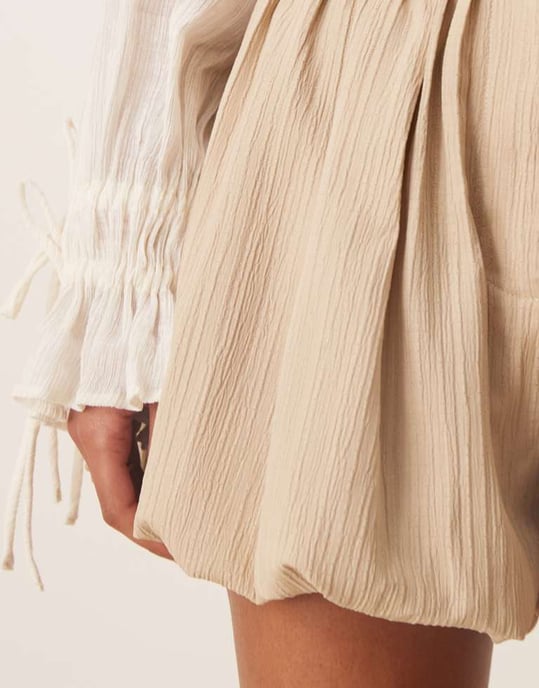 ASOS DESIGN skräddarsydda krinklade puffball-kortsbyxor i sten färg - Image 2