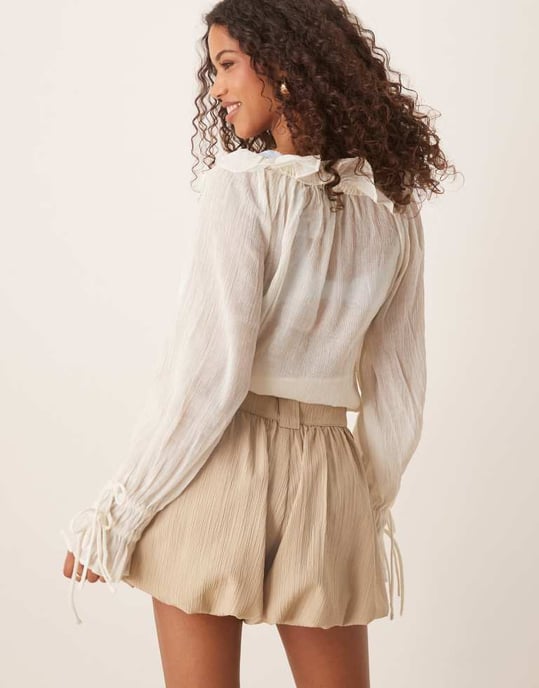ASOS DESIGN skräddarsydda krinklade puffball-kortsbyxor i sten färg - Image 4