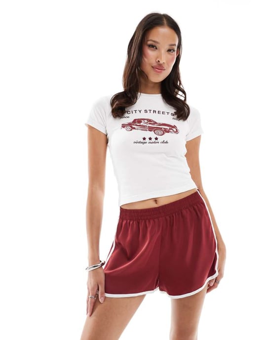 Bordeauxfärgade satin-shorts med kontrasterande kanter - Image 1