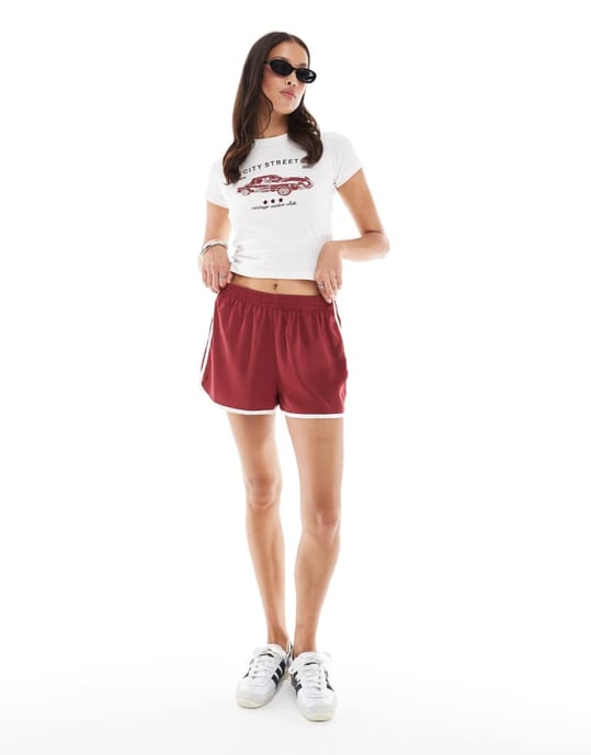 Bordeauxfärgade satin-shorts med kontrasterande kanter - Image 3