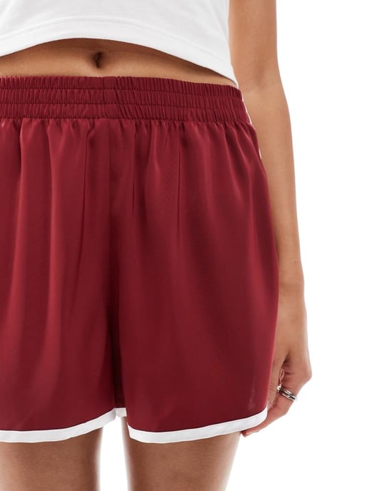 Bordeauxfärgade satin-shorts med kontrasterande kanter - Image 4