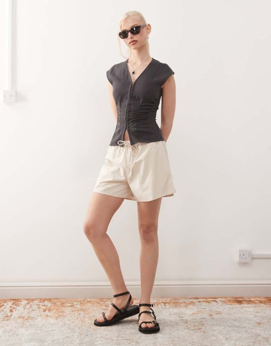 Veckodags shorts med elastisk midja i beige - Image 2
