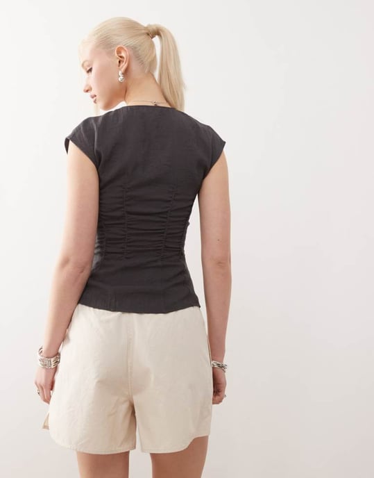 Veckodags shorts med elastisk midja i beige - Image 4
