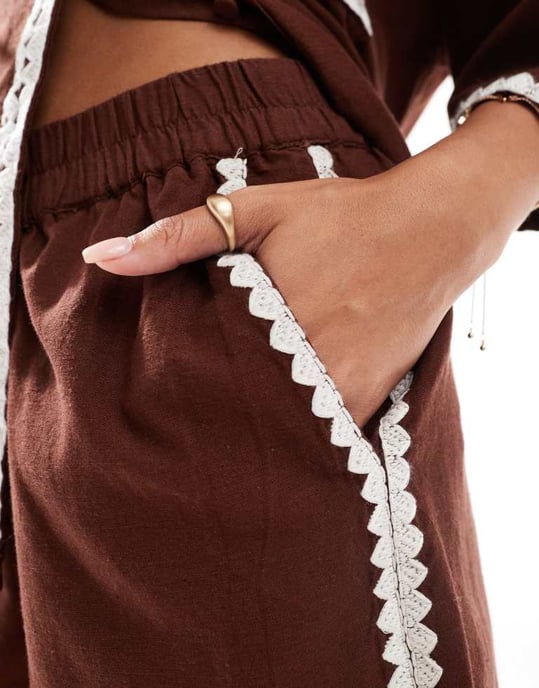 Vero Moda avslappnade shorts-set med kontrasterande söm i choklad - Image 2