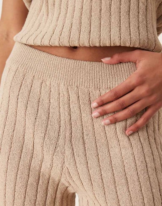 ASOS DESIGN stickad strukturerad kort matchande set i mocha - BRUN - Image 4