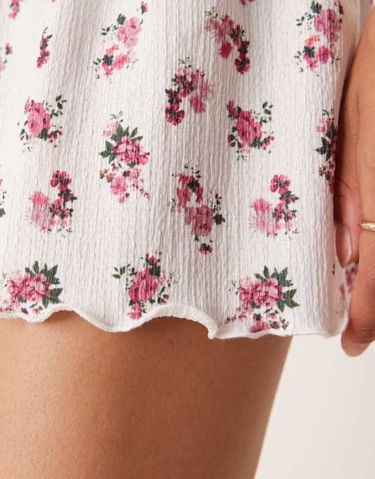 ASOS DESIGN texturerad flippy shorts i ditsy blommönster - Image 4