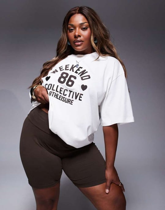 Weekend Collective Curve koordination leggingshorts med hjärtgrafik i choklad - Image 2