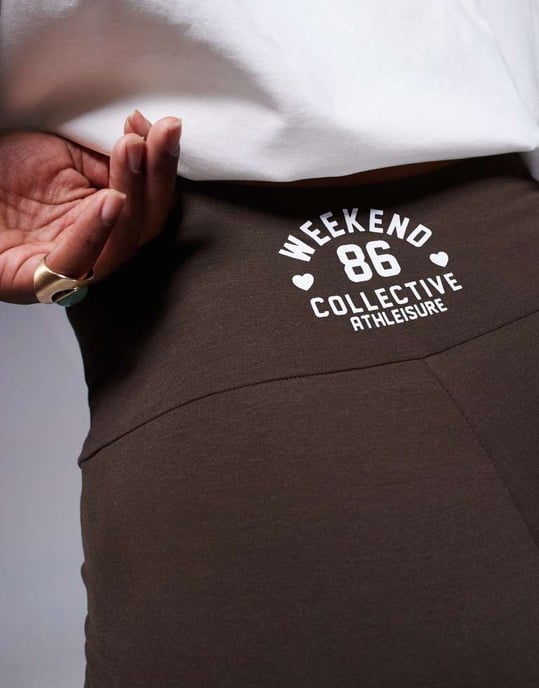 Weekend Collective Curve koordination leggingshorts med hjärtgrafik i choklad - Image 3