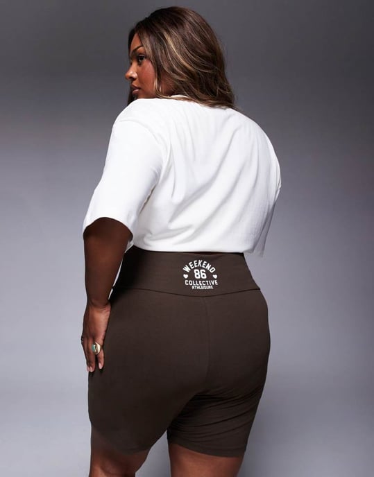 Weekend Collective Curve koordination leggingshorts med hjärtgrafik i choklad - Image 4