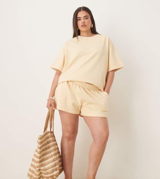ASOS DESIGN Curve sweatshorts set i smörmjölk - Image 1