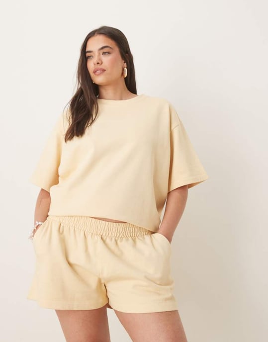 ASOS DESIGN Curve sweatshorts set i smörmjölk - Image 2