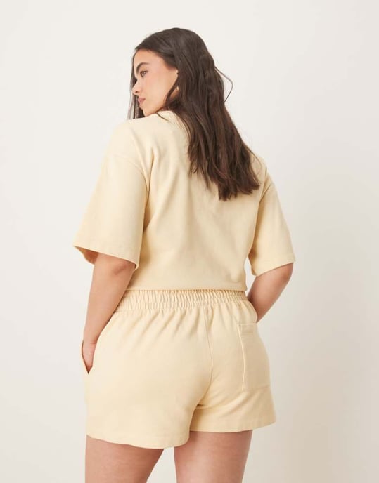 ASOS DESIGN Curve sweatshorts set i smörmjölk - Image 4