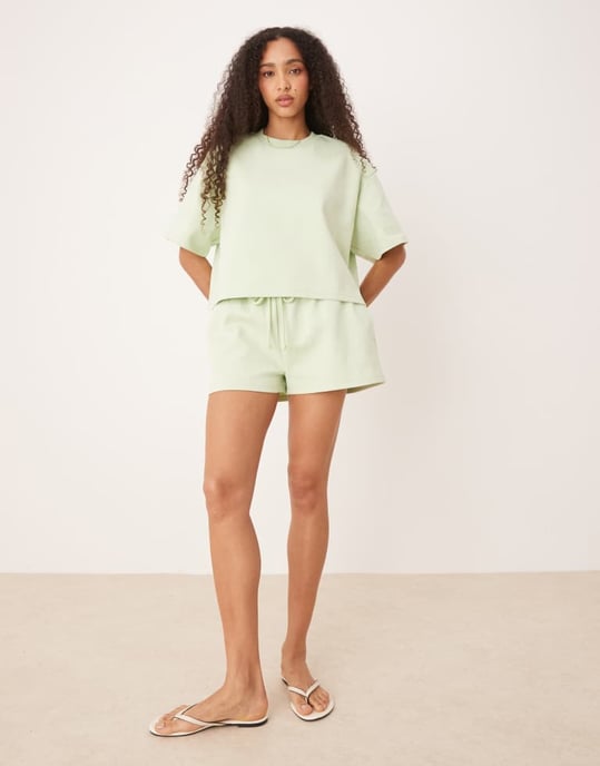 ASOS DESIGN co-ord interlock shorts i pastellgrön - Image 3