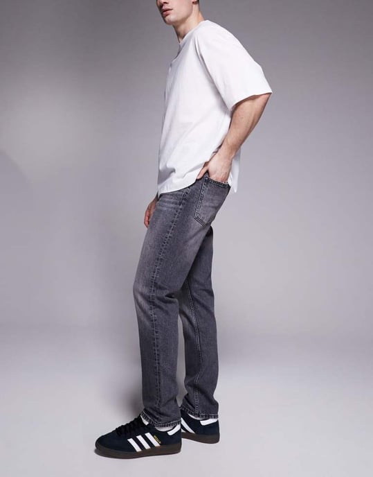 ASOS DESIGN slim fit jeans i tvättad svart - Image 3