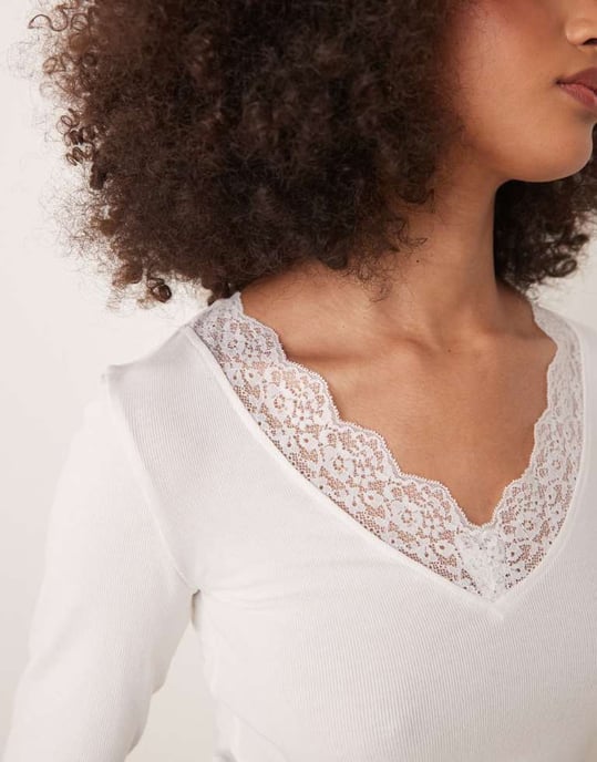Gina Tricot långärmad spets v-ringad topp i off white - Image 3