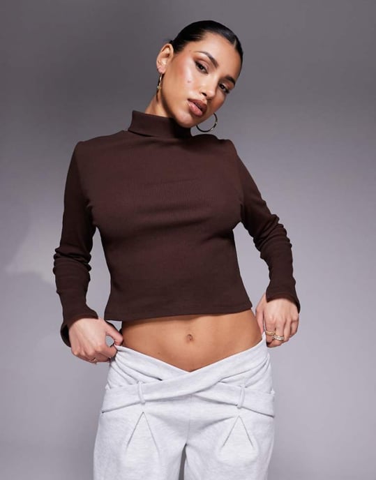 ASOS DESIGN ribbad åtsittande långärmad polotröja i choklad - Image 1