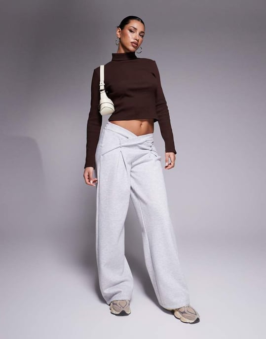 ASOS DESIGN ribbad åtsittande långärmad polotröja i choklad - Image 3