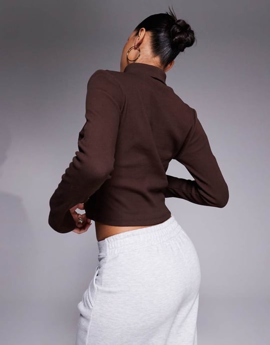 ASOS DESIGN ribbad åtsittande långärmad polotröja i choklad - Image 4