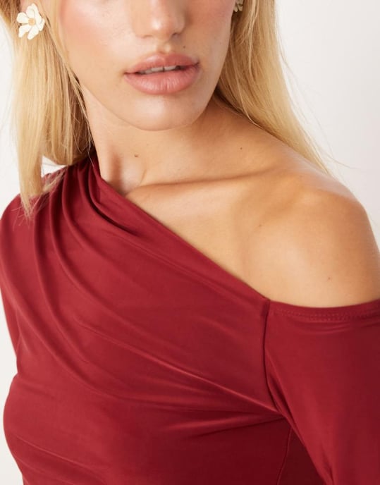 ASOS DESIGN slinky enaxlad långärmad topp i burgundy - Image 2