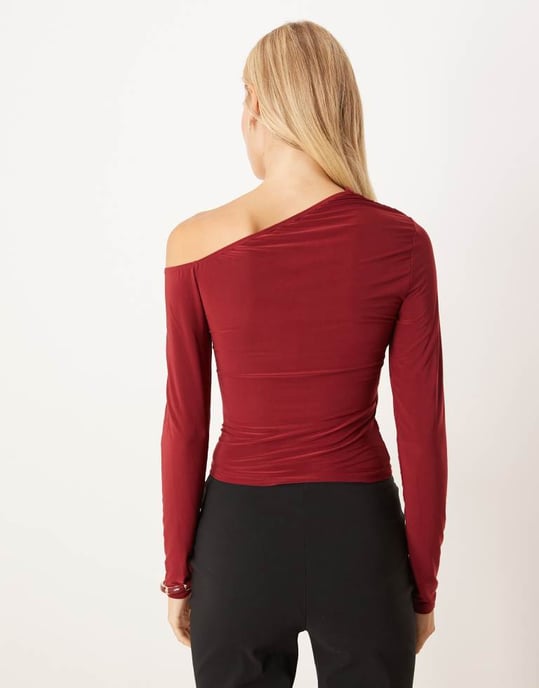 ASOS DESIGN slinky enaxlad långärmad topp i burgundy - Image 4