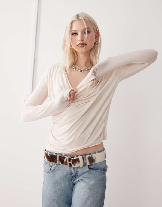 Veckodags draperad front långärmad topp i beige - Image 2