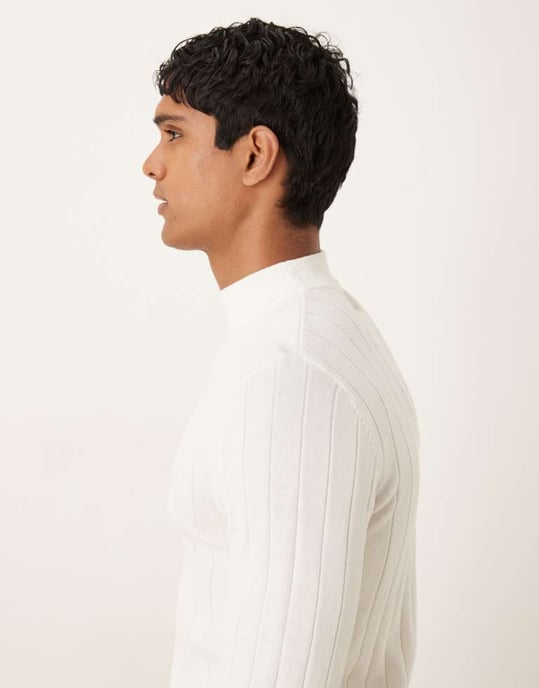 ASOS DESIGN muskulär passform långärmad stickad ribbad turtleneck t-shirt i off-white - Image 4