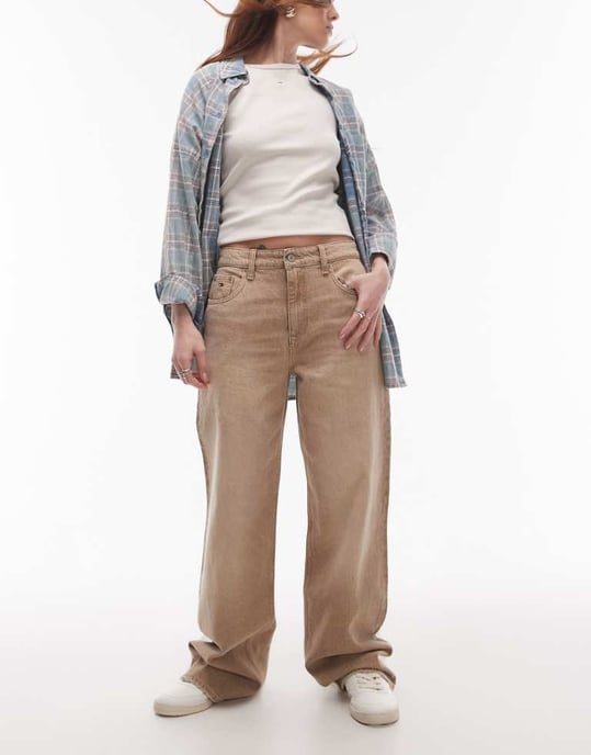 Tommy Jeans Mia medelhög midja avslappnade raka jeans i brun tvätt - Image 1