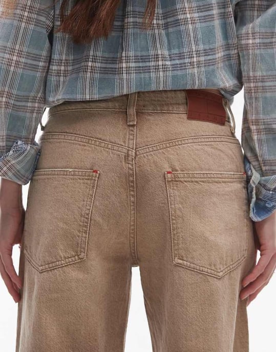 Tommy Jeans Mia medelhög midja avslappnade raka jeans i brun tvätt - Image 4